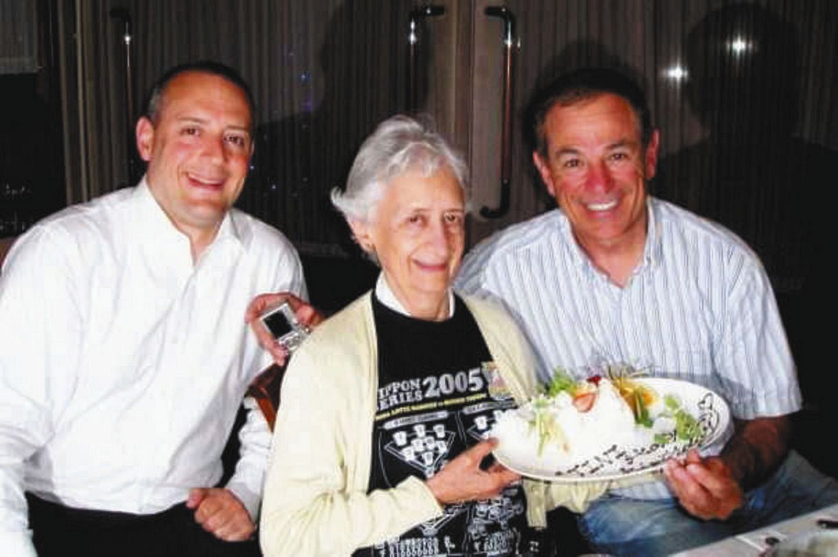 左からロッカさん、マリアさん、元ロッテ・バレンタイン監督（2008年6
月、マリアさんの誕生パーティーで）