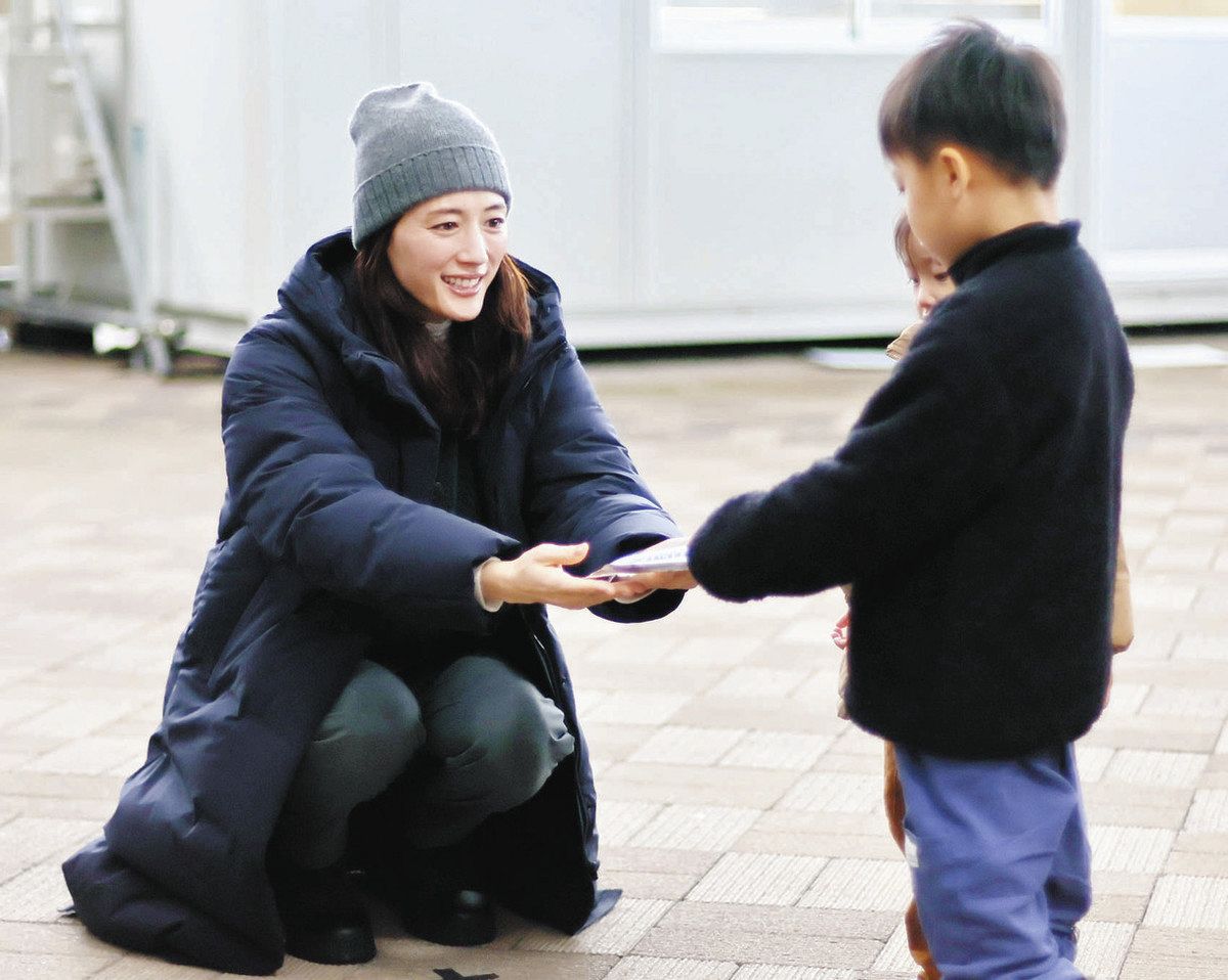 能登の被災者 温めたい 綾瀬はるかさん 肌着手渡す：北陸中日新聞Web