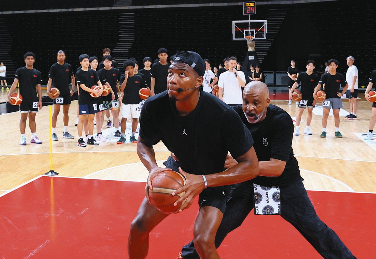 ◇八村塁にからスペシャル指導を受ける中高生ら【写真】：中日スポーツ