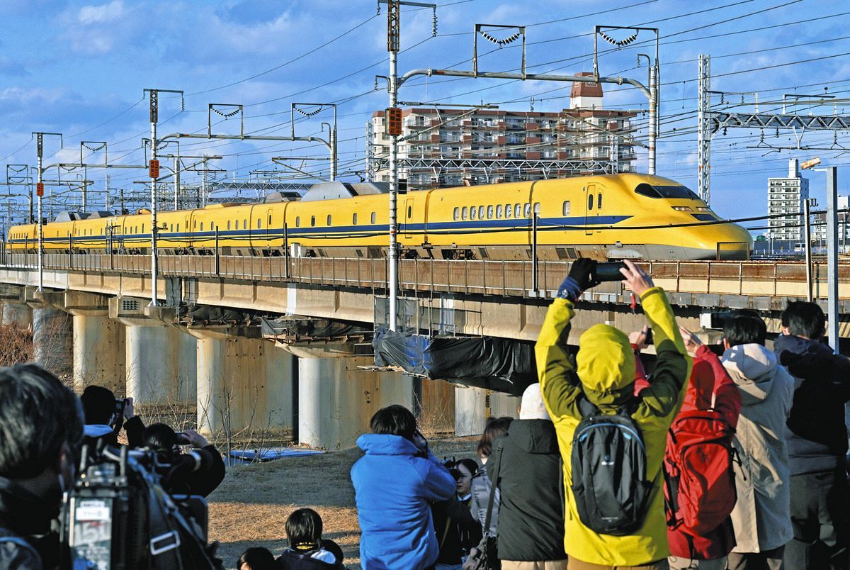 動画】ドクターイエローがラストラン「かっこよく走る姿を忘れない」駅 