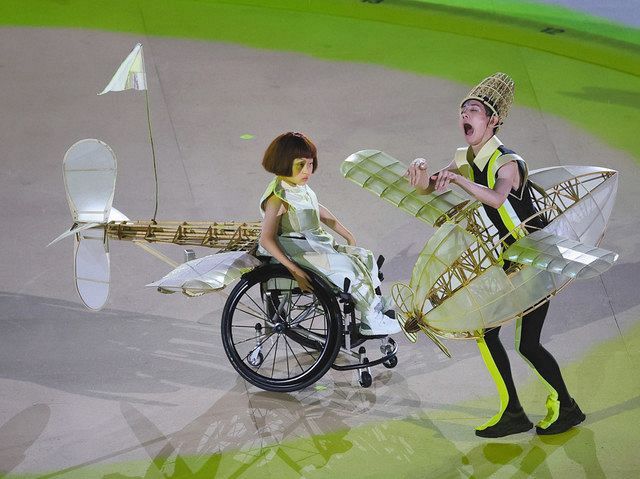 東京パラリンピックの開会式、「片翼の小さな飛行機」でプロペラと１つだけの翼をつけた主人公を演じる和合由依さん（左）。自分なりに飛び立とうとする姿を演じた