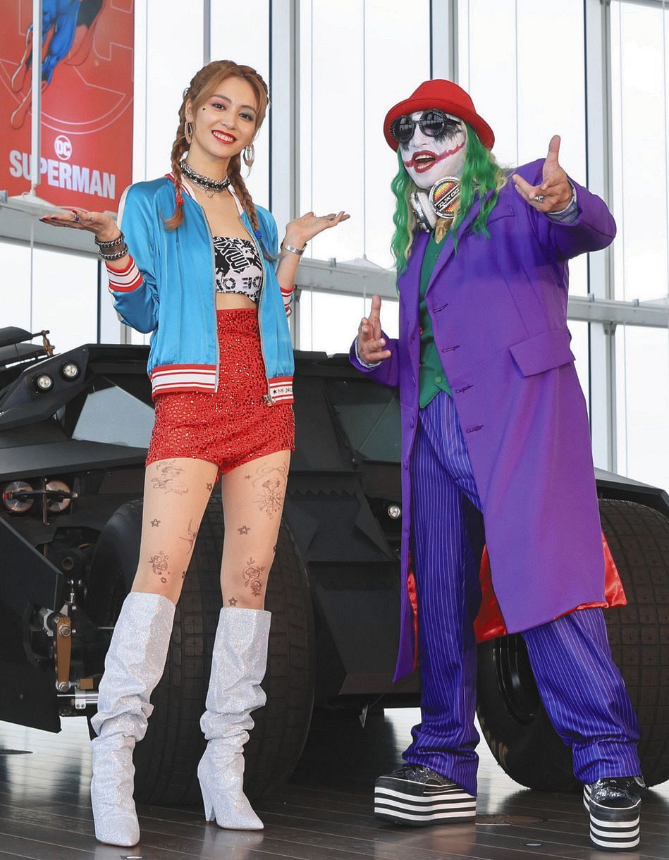 「ＤＣ展 スーパーヒーローの誕生」のプレスイベントに登場したＤＪ ＫＯＯ（右）と楓