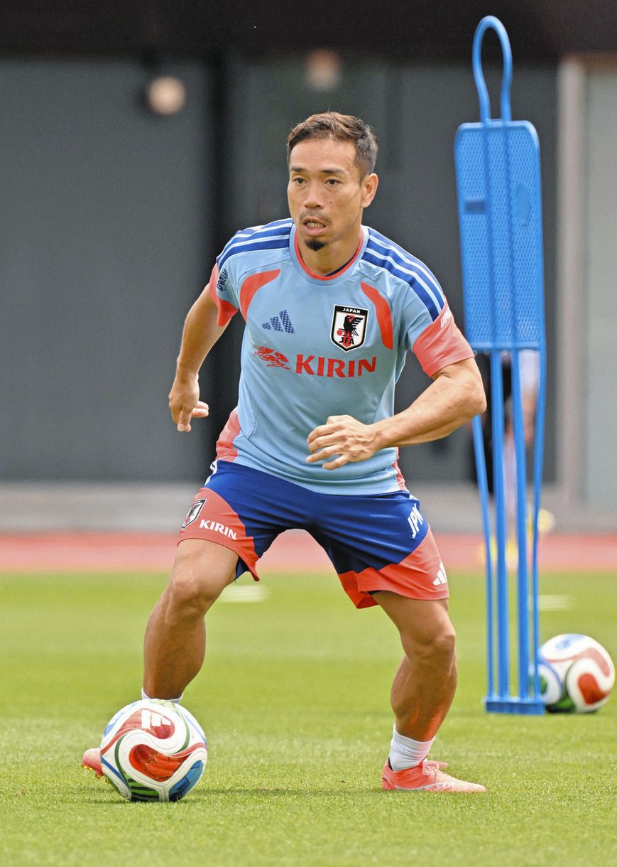 【貴重/正規品】日本代表　長友佑都　ユニフォーム　100周年 長友佑都、過去のW杯で『髪色七変化』、今回は何色？ サッカー日本代表