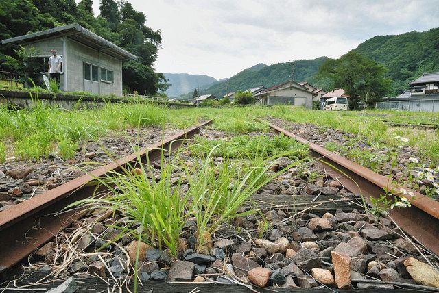岐路ローカル線＞ （上）廃線ルポ 存続求めれば赤字膨張：中日