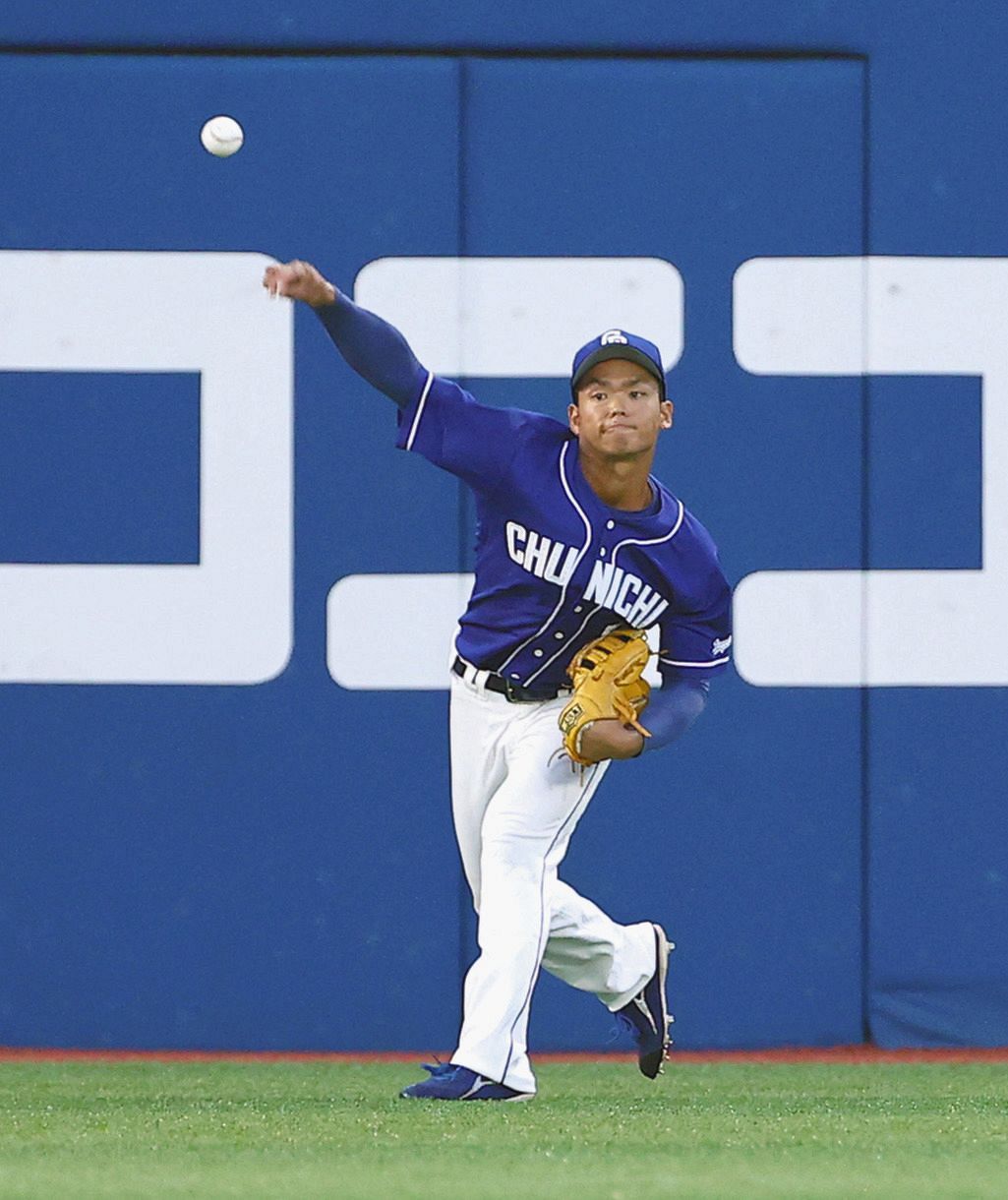 １回裏１死一、二塁、宮崎の左前打を中継の遊撃手京田に送球する根尾