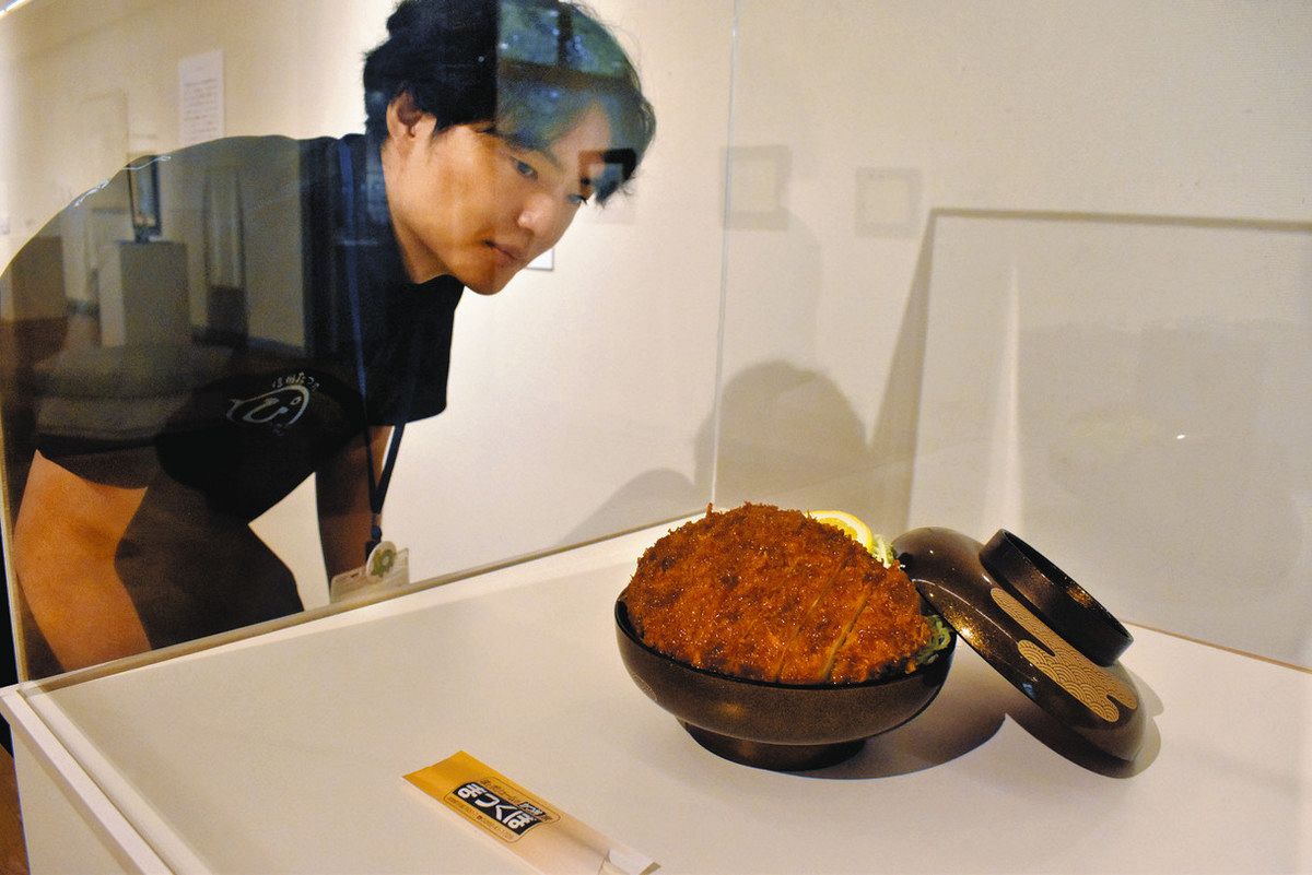 【安っ】食品サンプル 実物サイズ カツ丼 リアル 料理模型 展示 食卓に出たら食べちゃいそう 精巧なソースカツ丼など辰野町の美術館で