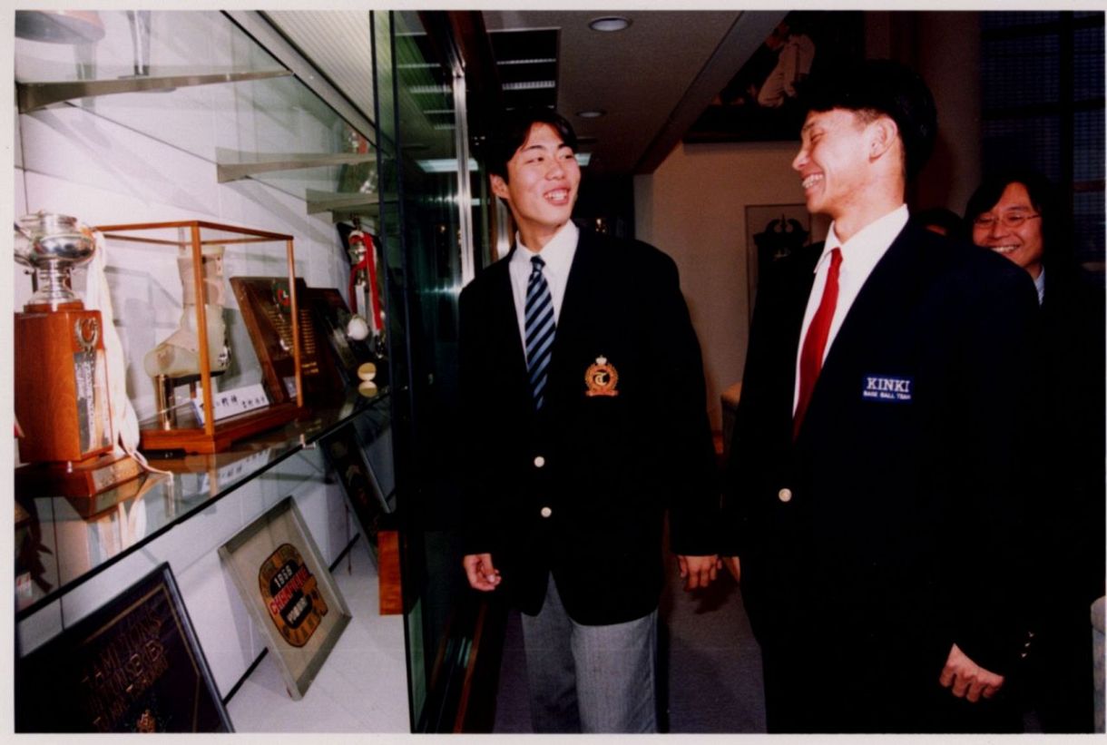 ◇これは若い！ ドラフト後、ジャイアンツ寮を訪れ、談笑する上原浩治