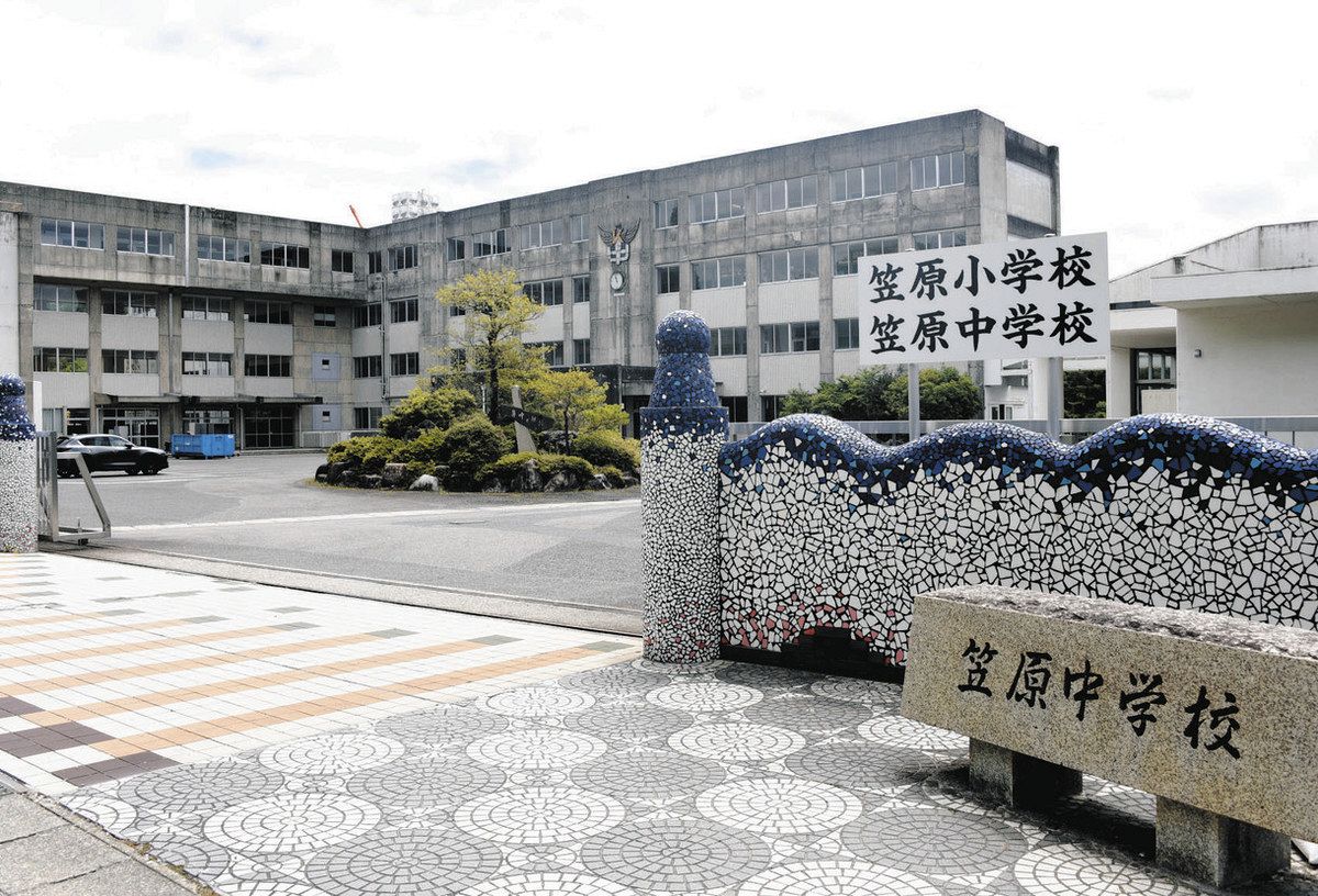中京学院大が移転してくる笠原中跡地。後方の校舎はキャンパスとして活用される＝多治見市笠原町で