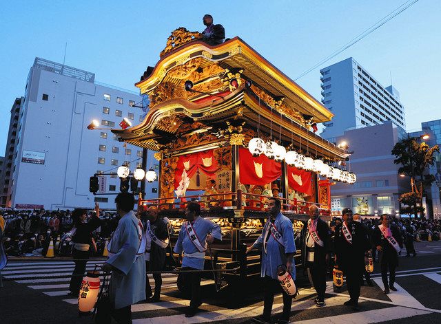 浜松まつり＞ 還暦の貫禄 中区「八幡組」御殿屋台：中日新聞しずおかWeb