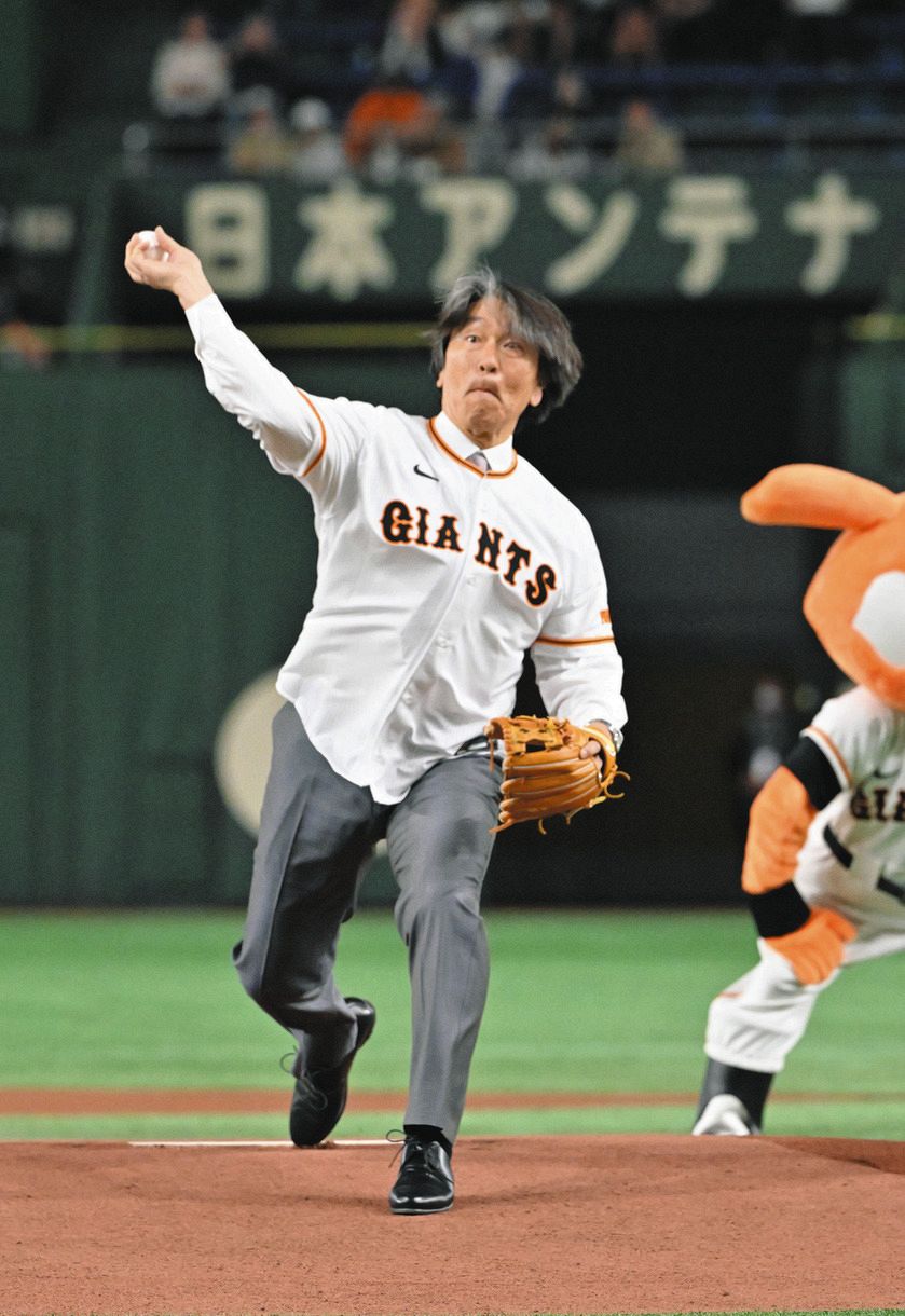 松井秀喜さん10年ぶり東京ドーム始球式で見事“ストライク”背番号55に 