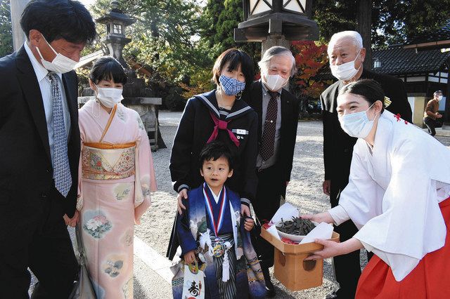 かまぼこと昆布 七五三の子らに 射水神社 奉献祭で振る舞う 北陸中日新聞web