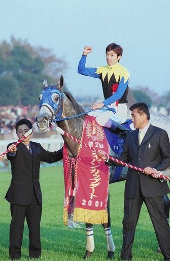 ジャパンカップダートで外国勢を相手に快勝した武豊騎手とクロフネ＝2001年11月24日、東京競馬場で