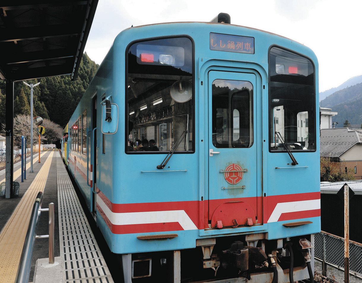 料理に景気、ガイドも「ご馳走」 樽見鉄道の冬季恒例「しし鍋列車」ご