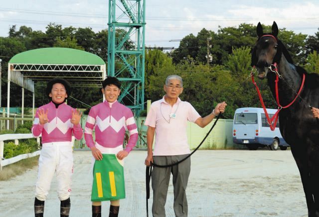 地方競馬通算４０００勝を達成し、関係者と記念写真に納まる岡部誠（左から２人目）＝名古屋競馬場で