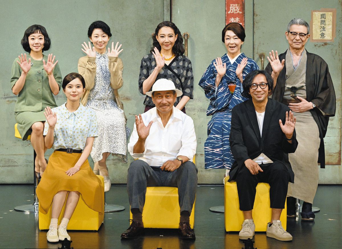 舞台「先生の背中」の開幕前記者会見に登場した（前列左から）芳根京子、中井貴一、演出の行定勲さん、（後列左から）藤谷理子、土居志央梨、柚希礼音、キムラ緑子、弁毅