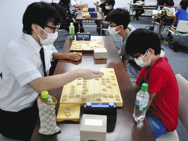 子どもらが腕を磨く東海研修会の例会。地元のプロ棋士や奨励会員が実戦を通じて指導する＝名古屋市中区で 