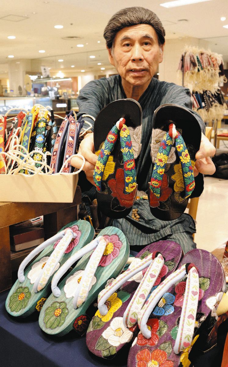塗りが美しい下駄【花柄】 リボン柄鼻緒、パリ五輪仕様 葵区で駿河塗下駄の販売会：中日新聞