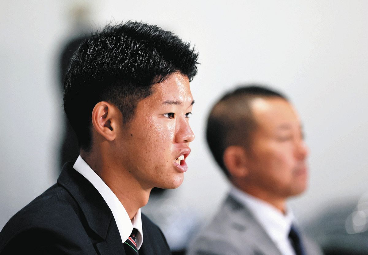 中日に4位指名され、意気込みを話す中京高の鈴木選手＝瑞浪市で