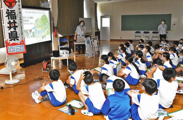 海洋ごみの問題について学ぶ子どもたち＝敦賀市松原小で 