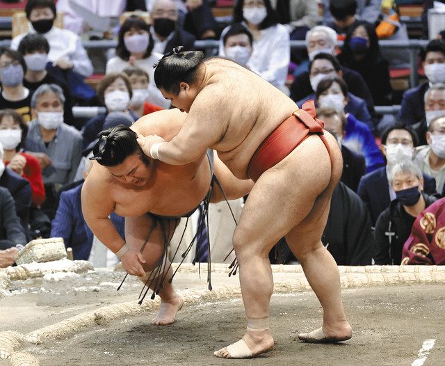 勝利への執念 高安は貴景勝の強烈な押しを必死にこらえる「我慢でき