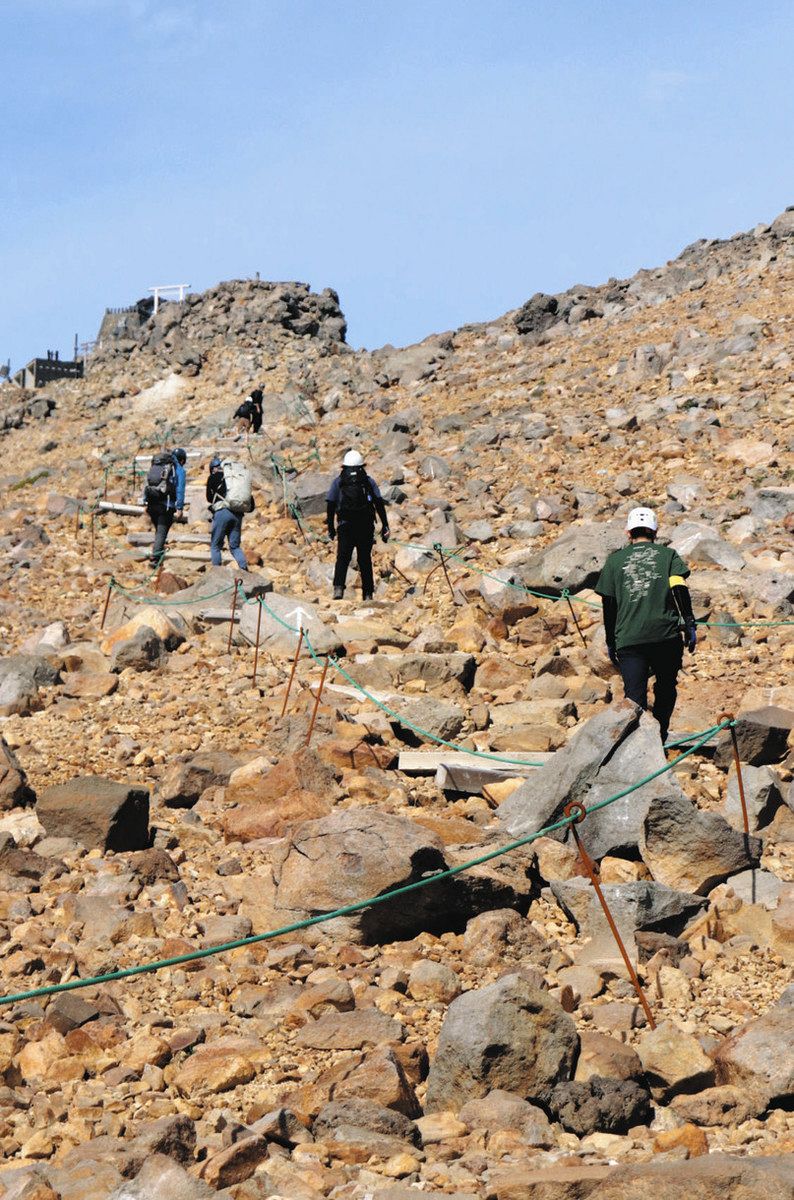 御嶽山の山頂・剣ケ峰周辺の規制が緩和 夏の登山シーズンが本格化：中