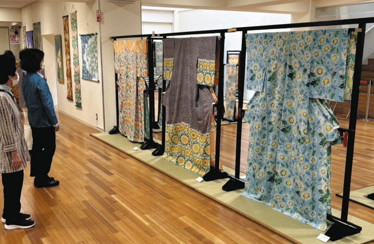 型絵染」個性の色合い 藤枝・染の会が着物やバッグ展示：中日新聞