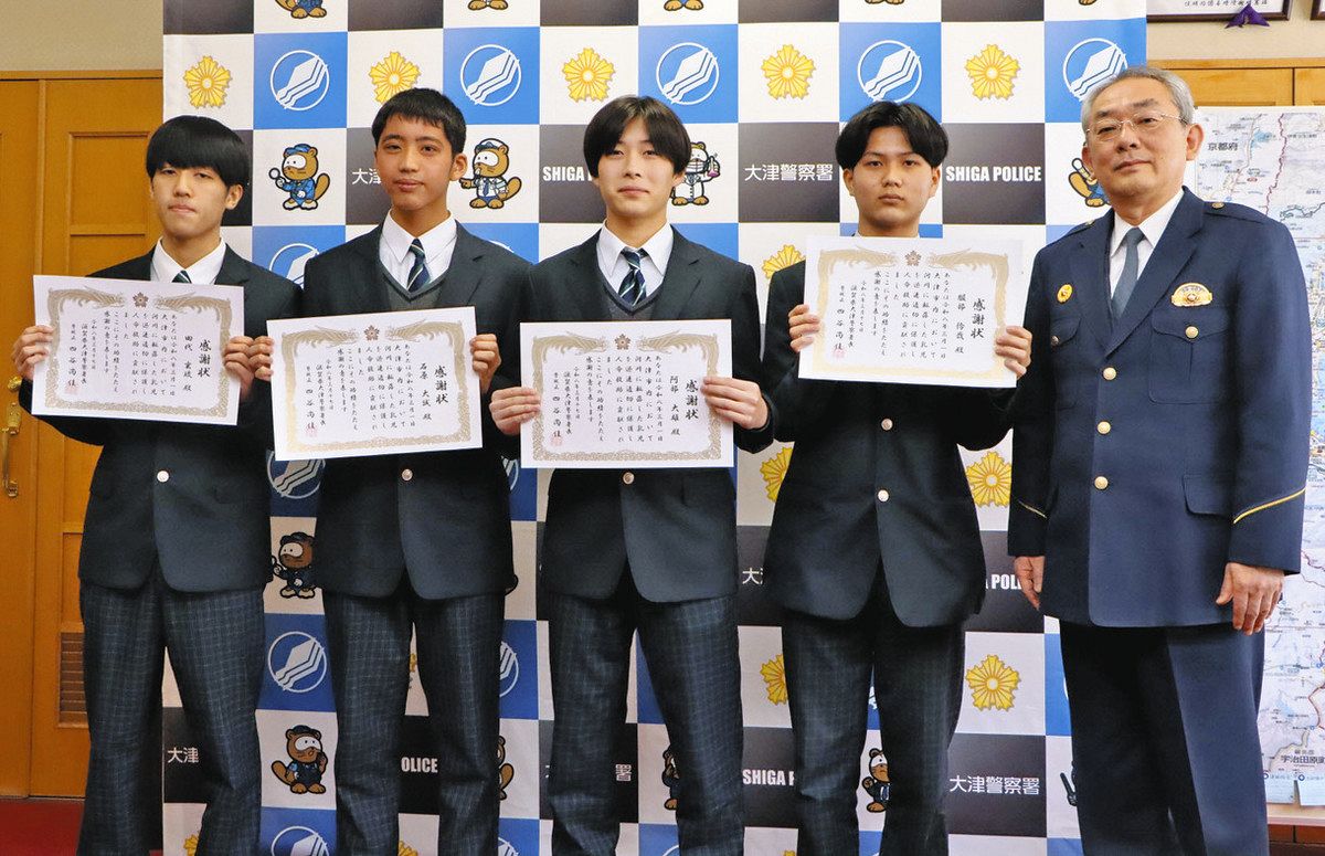 0歳の乳児が乗ったベビーカーが川に転落、中学生が土手飛び降り人命