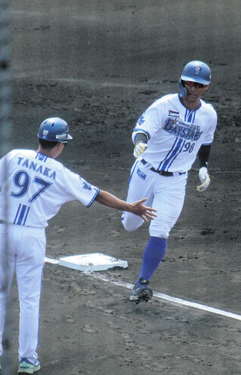 DeNA京田陽太、右翼ポール直撃の『今季1号』この日はサードで