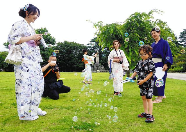 夏が来た、浴衣着てみた 商材卸問屋 親子らの着付け・撮影会：北陸中日