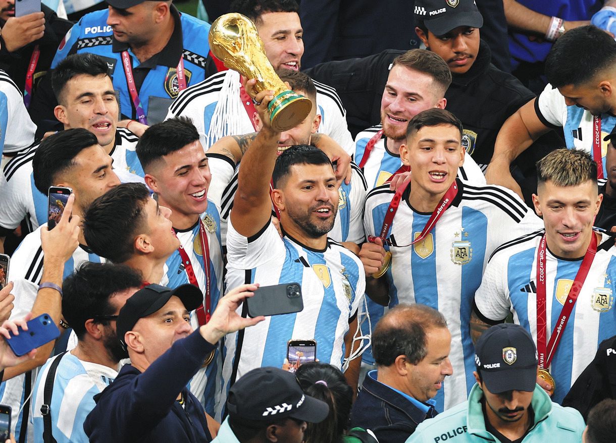 アルゼンチン地元各紙が喜び爆発「泣くがいい。静かに泣くがいい」 「もう一度書こう。アルゼンチンが世界王者だ!」:中日スポーツ・東京中日スポーツ