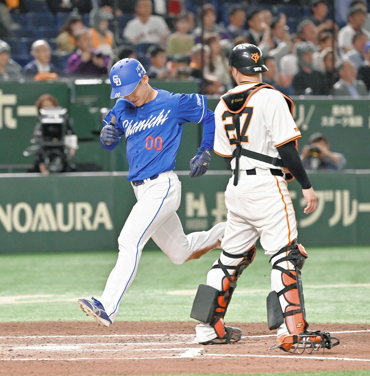 投げ込みボール（読売巨人岸田選手） 巨人/岸田行倫選手 投込み直筆サインボール - メルカリ