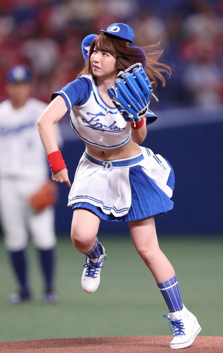 写真】始球式を務めるえなこ：中日スポーツ・東京中日スポーツ