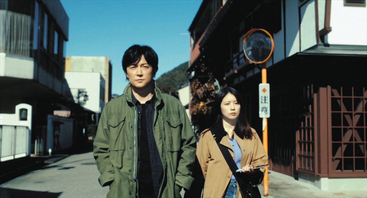 福山さん（左）と有村さんが郡上八幡の街並みを歩く場面（2025映画「ブラック・ショーマン」製作委員会提供）