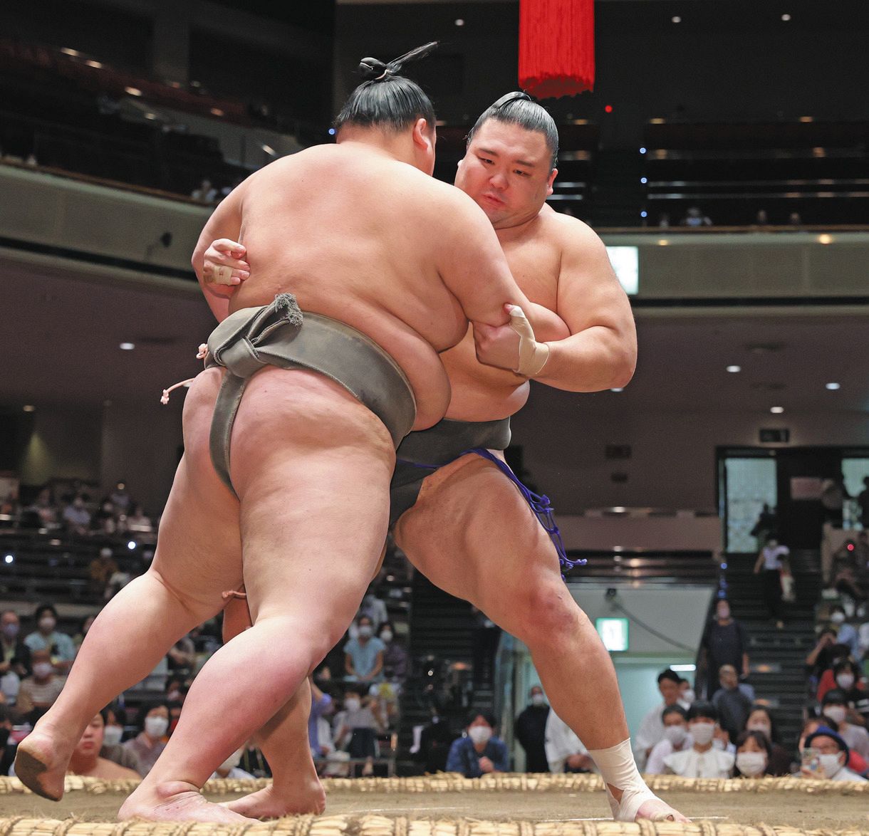 元大関朝乃山が寄り切りで2連勝 「自分の相撲を取れたので良かったと