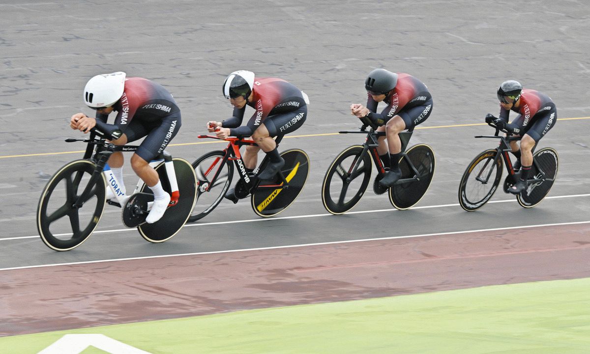 ４キロ団体追い抜きで優勝した北日本地区チーム