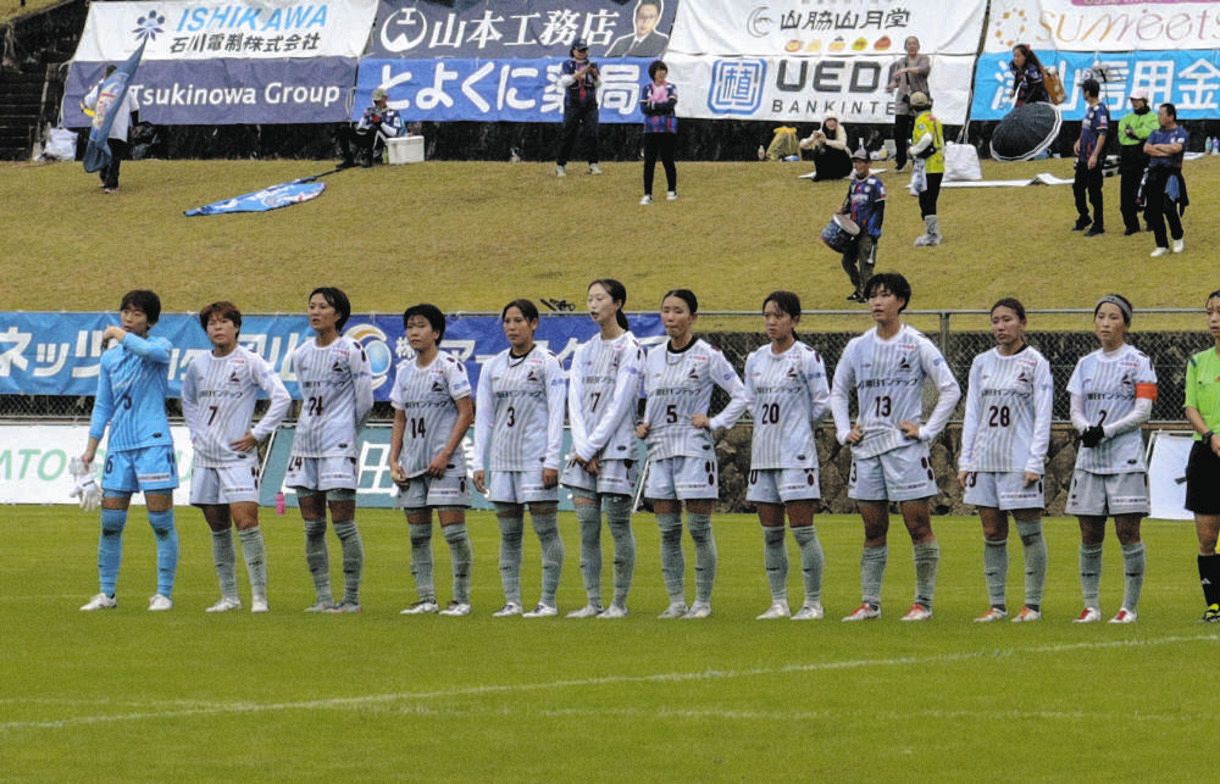 最終節を勝利で飾るも、連覇はならなかったラブリッジの選手たち＝岡山県美作市の美作ラグビー・サッカー場（写真提供：ラブリッジ）