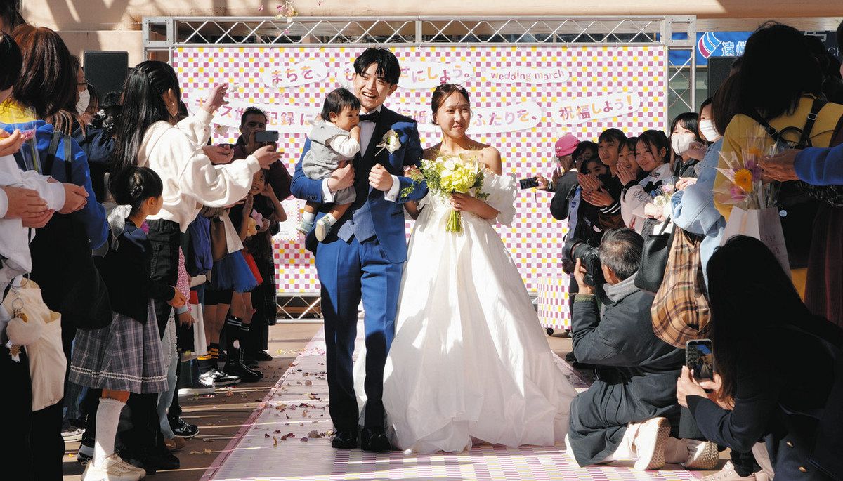 街中の結婚式に浜松市民ら150人 「クロダイマフィン」1021個を並べ 