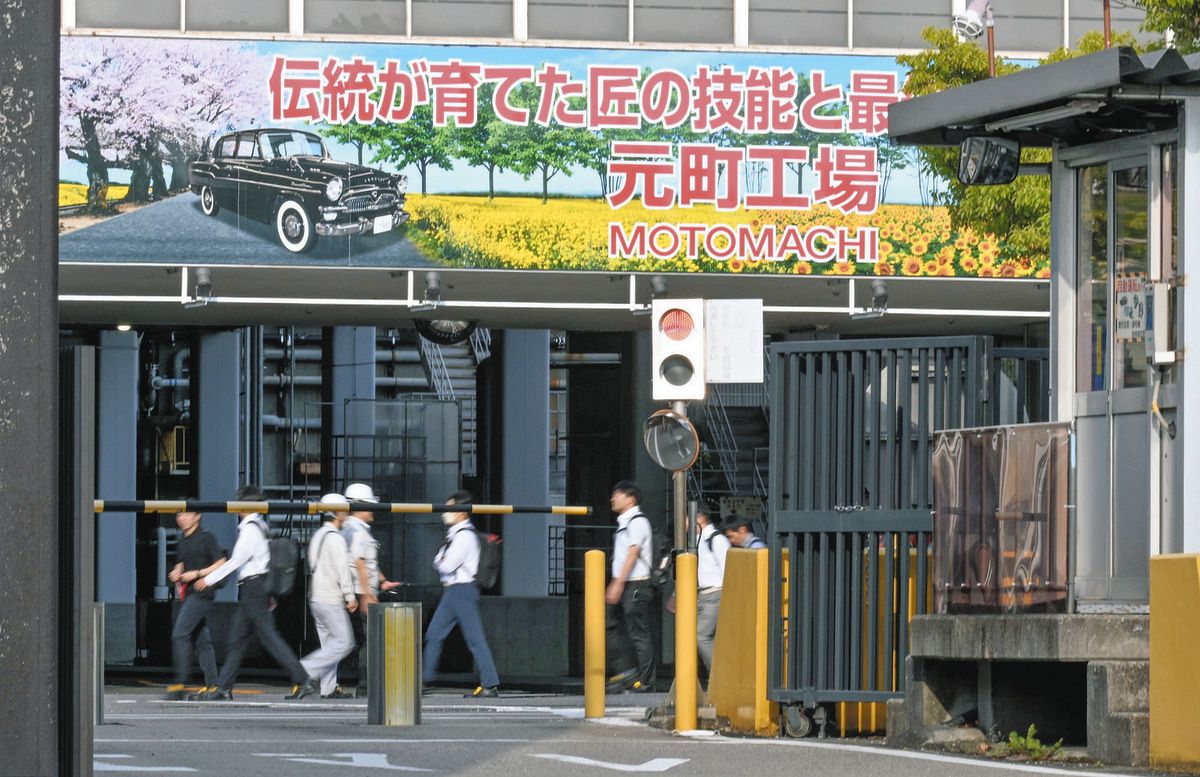 従業員が行き交うトヨタ自動車元町工場＝４日午後５時７分、愛知県豊田市で