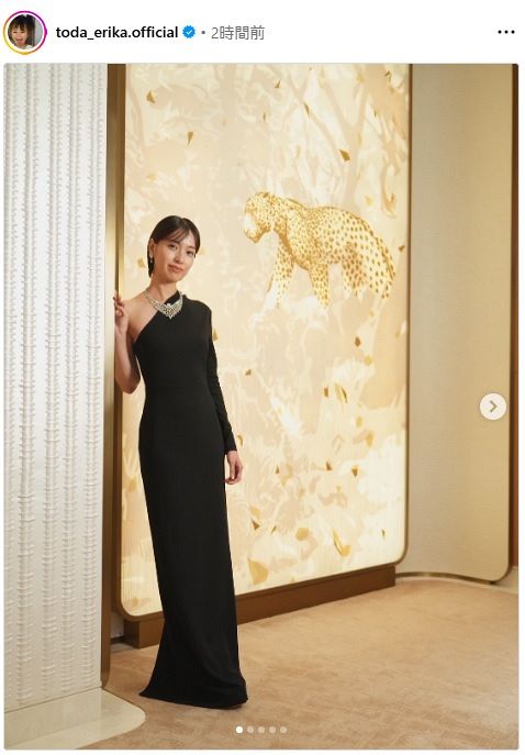 ◇戸田恵梨香、5億2000万円を身にまとった『ワンショルダー』ショット