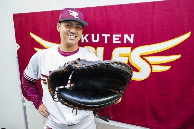 楽天に移籍した田中貴也はミットを手にポーズをとる＝楽天野球団提供