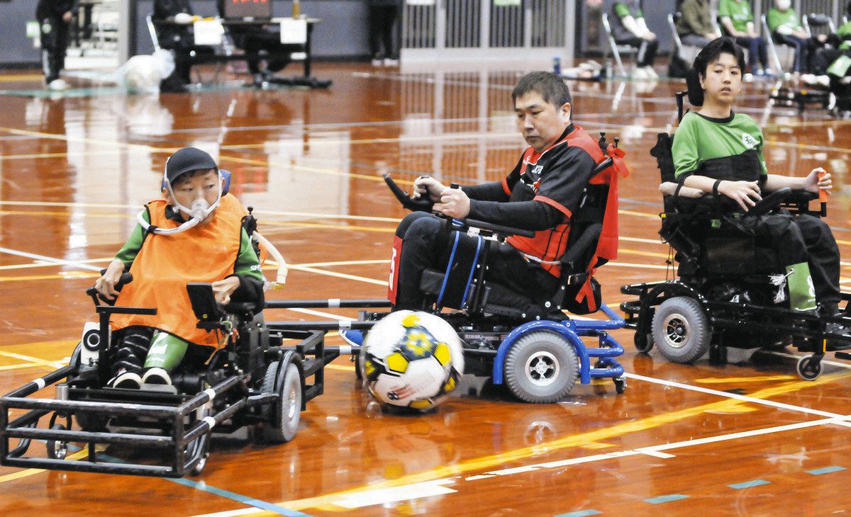 浜松で電動車いすサッカー 10～70代の選手が熱戦：中日新聞しずおかWeb