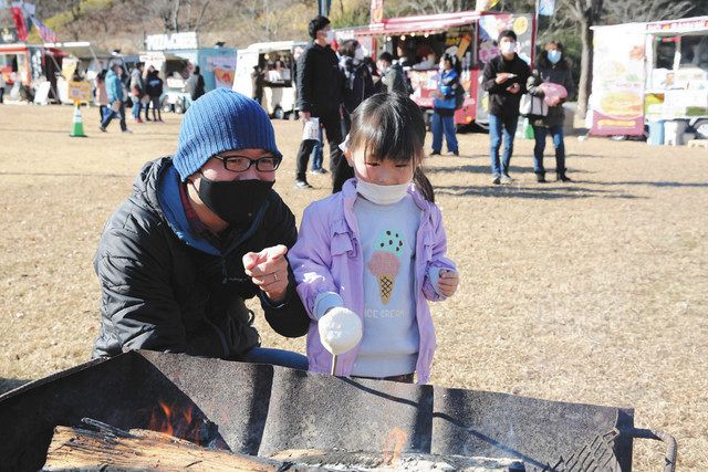 たき火での焼きマシュマロを楽しむ来園者ら＝可児市瀬田のぎふワールド・ローズガーデンで 