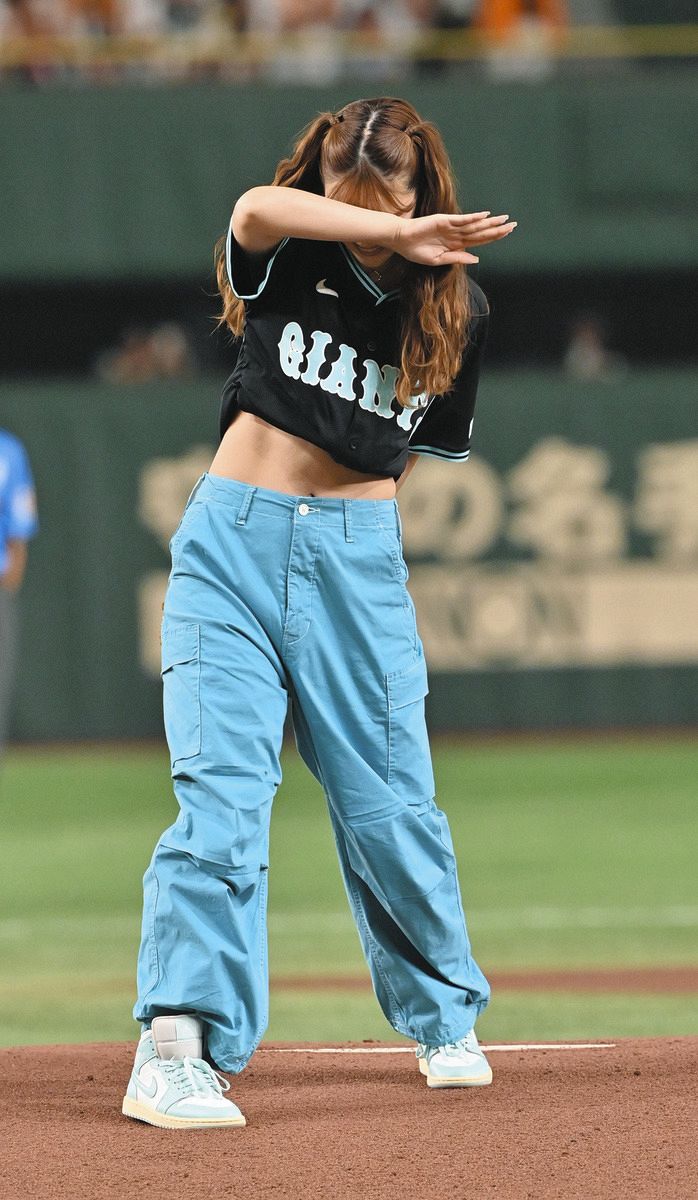 藤田　ニコル　始球式 ◇藤田ニコル、へそ出しユニで始球式 マウンドで【写真複数】：中日スポーツ・東京中日スポーツ