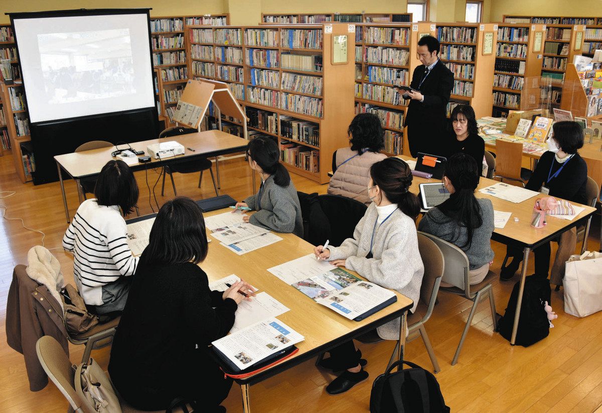 高校と小中学校それぞれの司書の取り組みを発表し合う参加者ら＝多治見市上山町で
