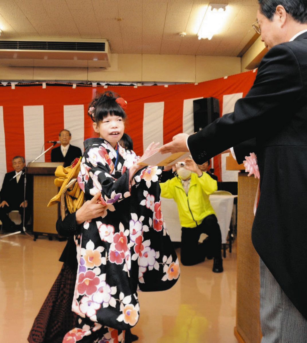 小学 娘 笑顔 ２０）子ども同士 笑顔で並んで：中日新聞Web