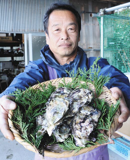 白石湖で養殖した「渡利カキ」をＰＲする畦地さん＝紀北町相賀で 