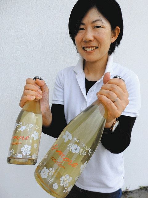 透明感のあるデザインがさわやかなシードル「& more」=飯田市下久堅の太陽農場で