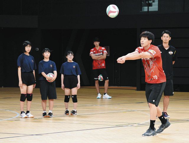 中学生にバレー直伝 稲沢でウルフドッグス選手：中日新聞Web