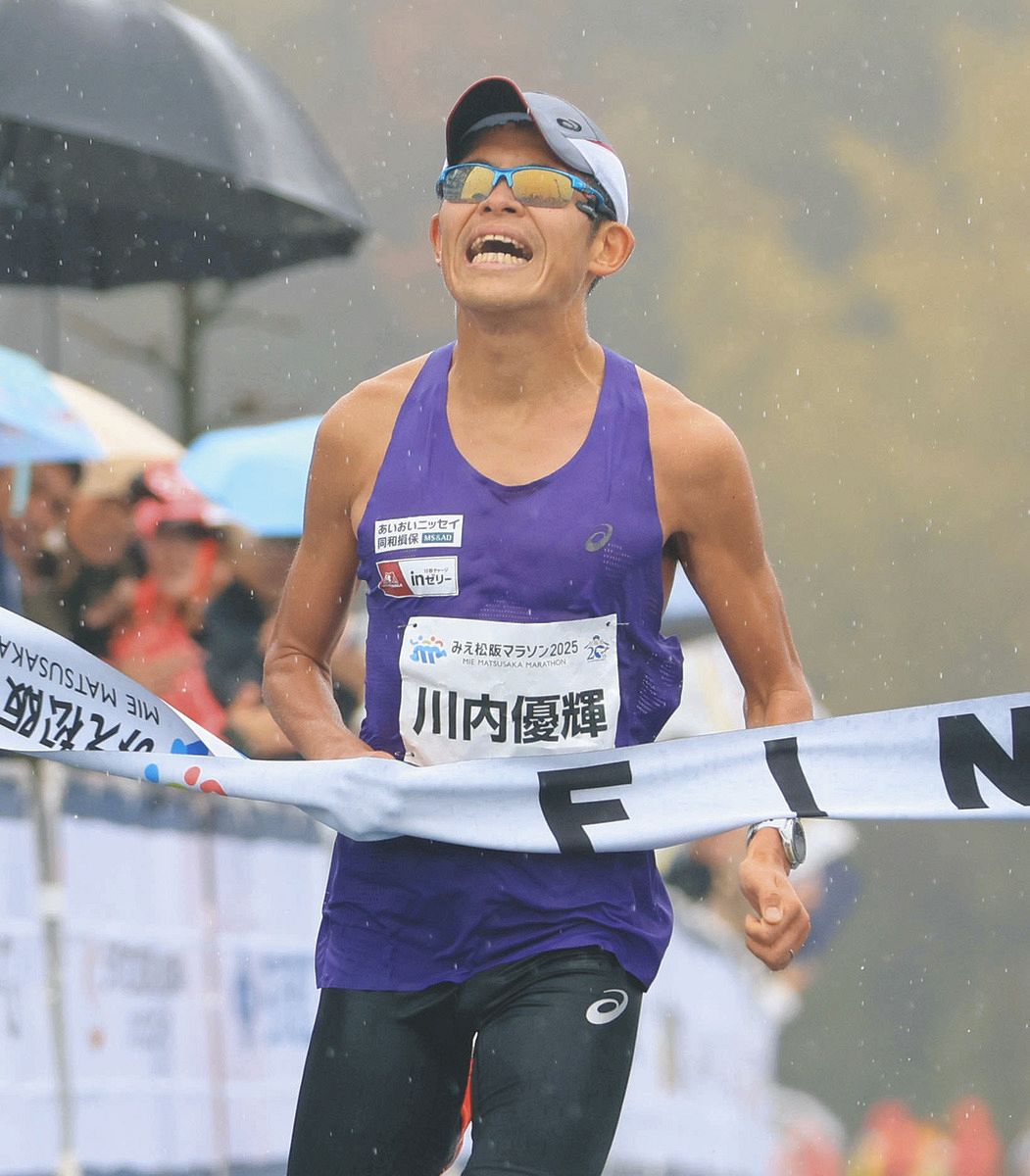 マラソンの部男子で優勝した川内選手＝松阪市総合運動公園で
