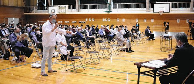 再編案について意見を述べる住民＝富山市楡原の神通碧小で 